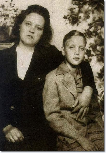 12-elvis-presley-and-his-mother